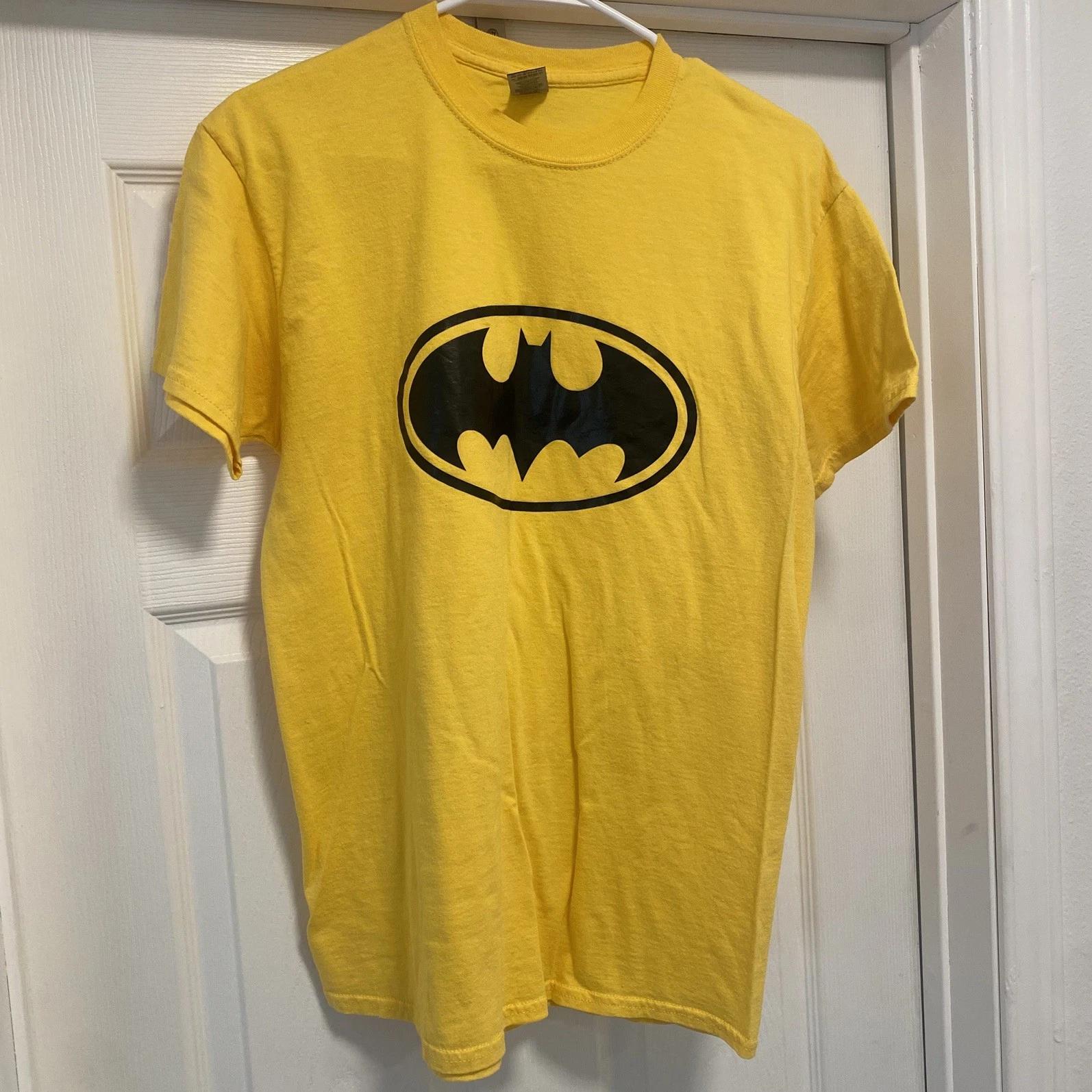 DC COMICS BATMAN YELLOW BAT Gildan Men s Graphic Tee Shirt Medium L
DC COMICS BATMAN YELLOW BAT Gildan Men s Graphic Tee Shirt Medium L