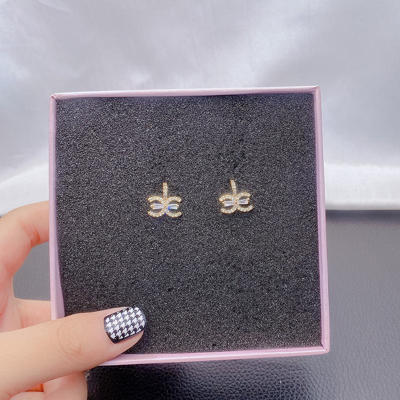 Серьги с микро-инкрустацией бриллиантами Серебряные серьги-иглы Модные, простые и компактные Новые уши
Серьги с микро-инкрустацией бриллиантами Серебряные серьги-иглы Модные, простые и компактные Новые уши