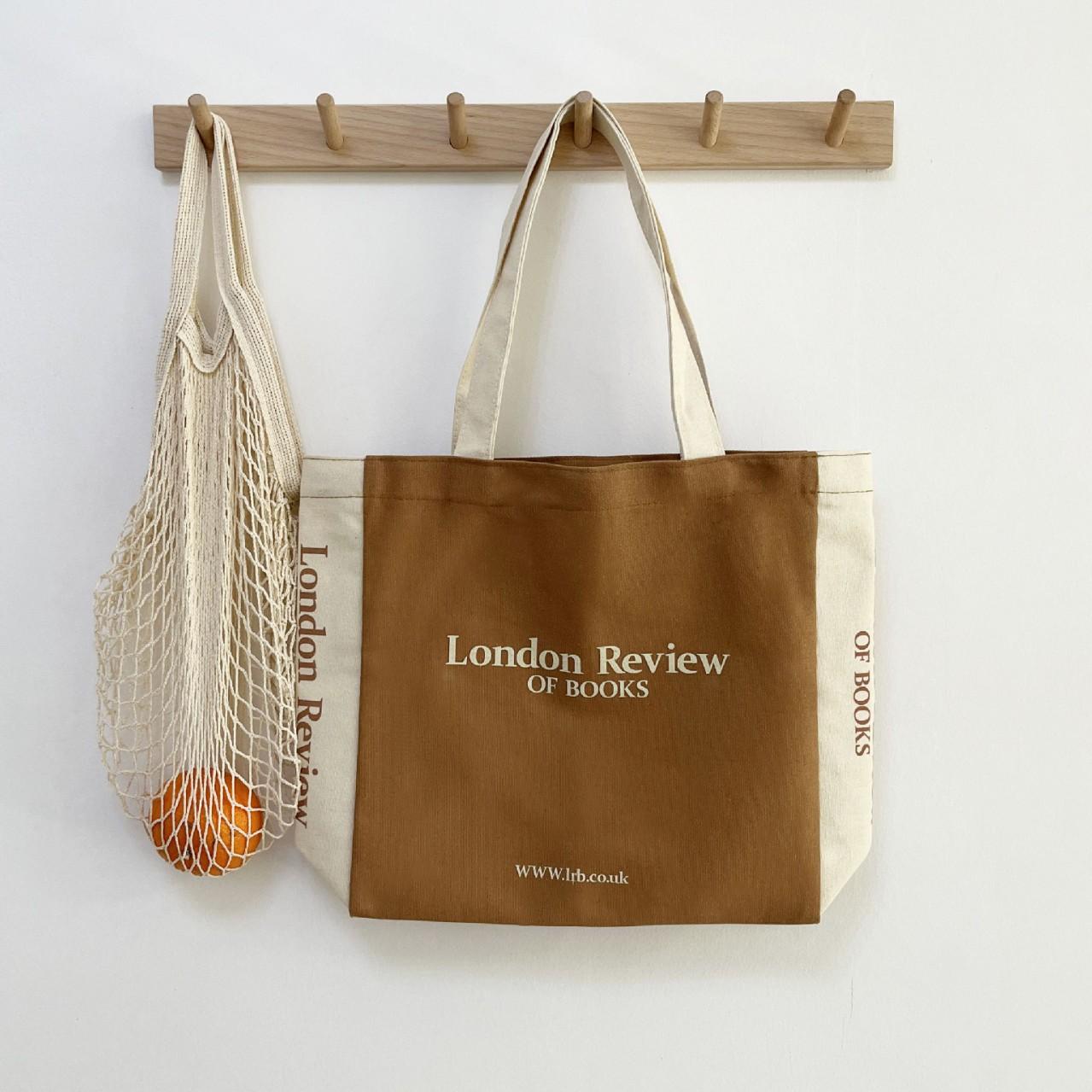 Large Capacity Single Shoulder Canvas Bag with Letters, College Style, Artistic, Male and Female Students, Class Commuting, Hand-held Book Bag
Large Capacity Single Shoulder Canvas Bag with Letters, College Style, Artistic, Male and Female Students, Class Commuting, Hand-held Book Bag