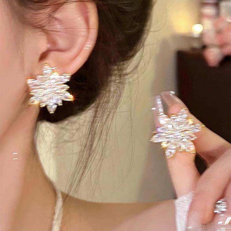 Серьги-снежинки из стерлингового серебра 925 пробы с кристаллами — модный, элитный дизайн с акцентами в виде сверкающих бриллиантовых цветов для женщин null золотой
Серьги-снежинки из стерлингового серебра 925 пробы с кристаллами — модный, элитный дизайн с акцентами в виде сверкающих бриллиантовых цветов для женщин null золотой