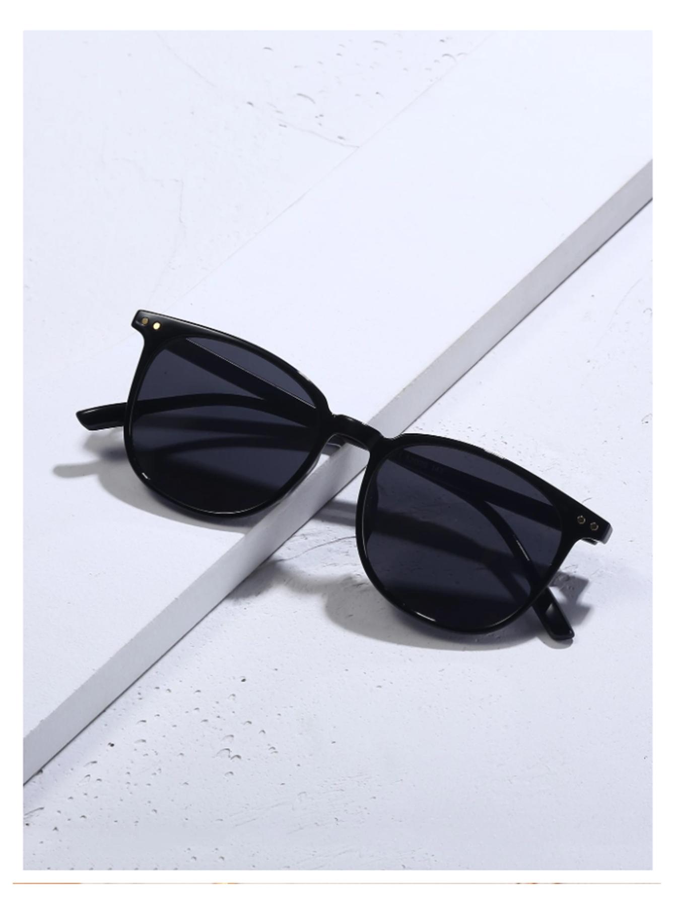 1Pc Classic Black Frame Rivet Sunglasses, Unisex, Suitable for Driving, Sun Protection, Commuting, and Travel
1Pc Classic Black Frame Rivet Sunglasses, Unisex, Suitable for Driving, Sun Protection, Commuting, and Travel