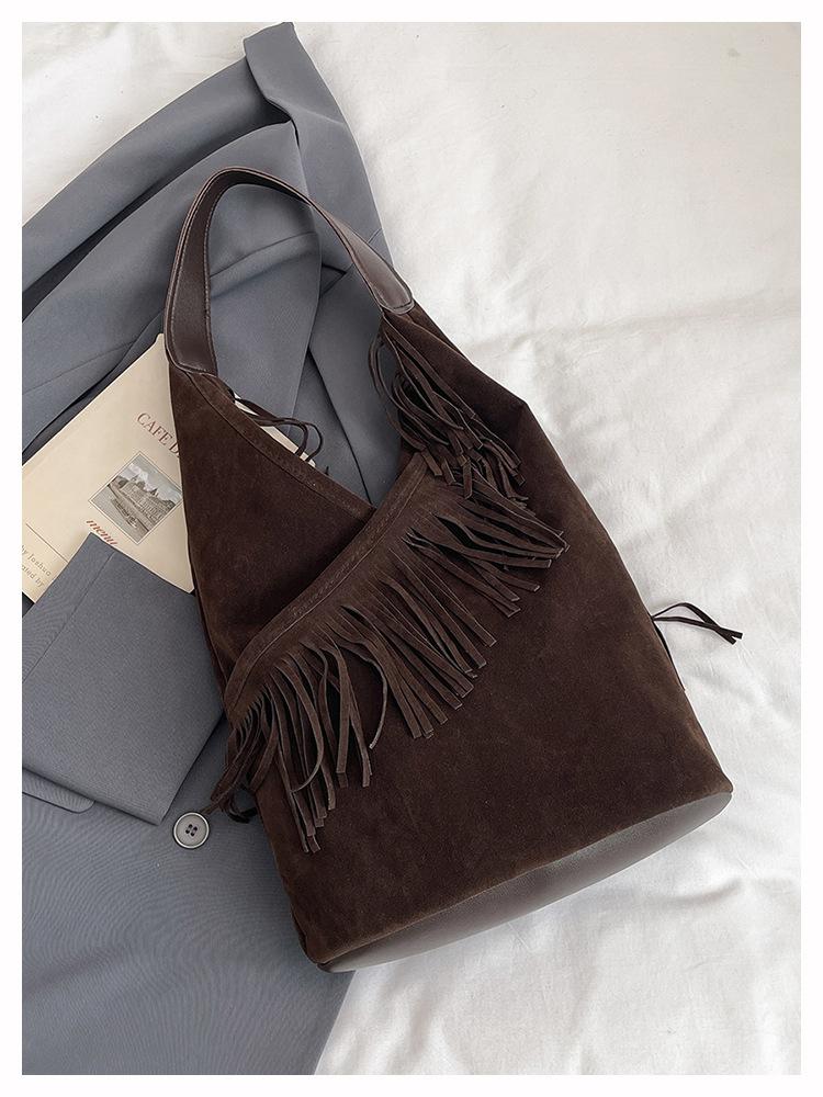 Замшевая сумка с бахромой в стиле ретро женская 2025 новая модная вместительная сумка-тоут под мышкой, сумка-шоппер на плечо для通勤
Замшевая сумка с бахромой в стиле ретро женская 2025 новая модная вместительная сумка-тоут под мышкой, сумка-шоппер на плечо для通勤