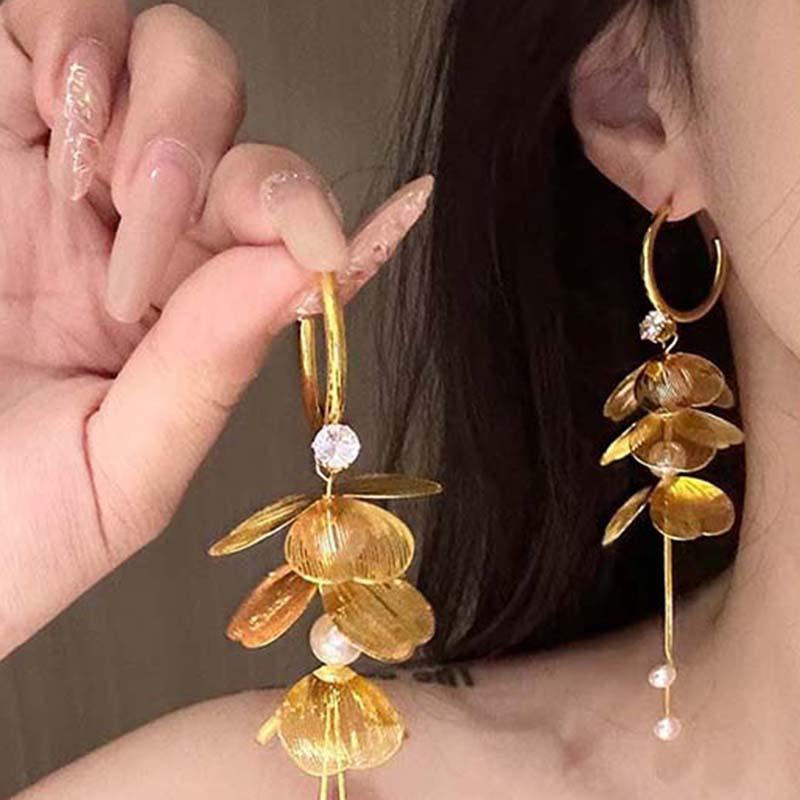 Zircon hollow flower pearl fringed earrings niche temperament versatile earrings light luxury fashion personalized earrings
Zircon hollow flower pearl fringed earrings niche temperament versatile earrings light luxury fashion personalized earrings