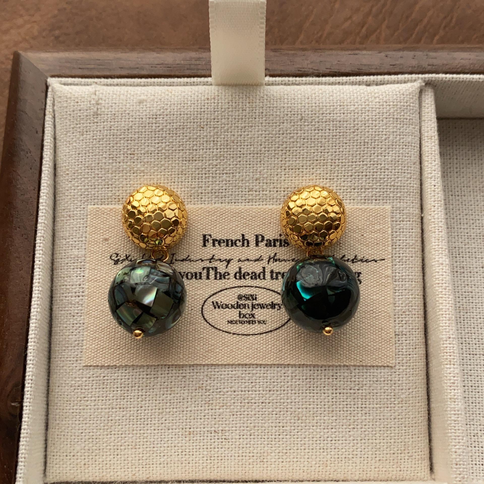 Retro round fritillary stud earrings double beads series warm fish scale earrings noble earrings
Retro round fritillary stud earrings double beads series warm fish scale earrings noble earrings