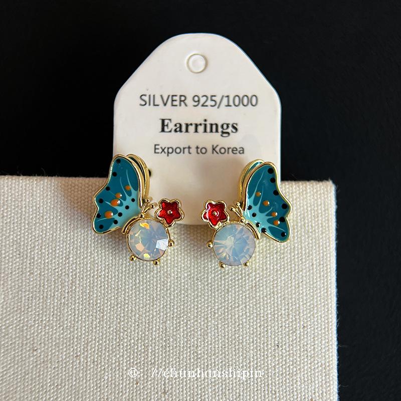 Oil painting, painted butterfly, exquisite ear clips, no ear piercings,Korean temperament, versatile accessories, mosquito coil disc earrings
Oil painting, painted butterfly, exquisite ear clips, no ear piercings,Korean temperament, versatile accessories, mosquito coil disc earrings