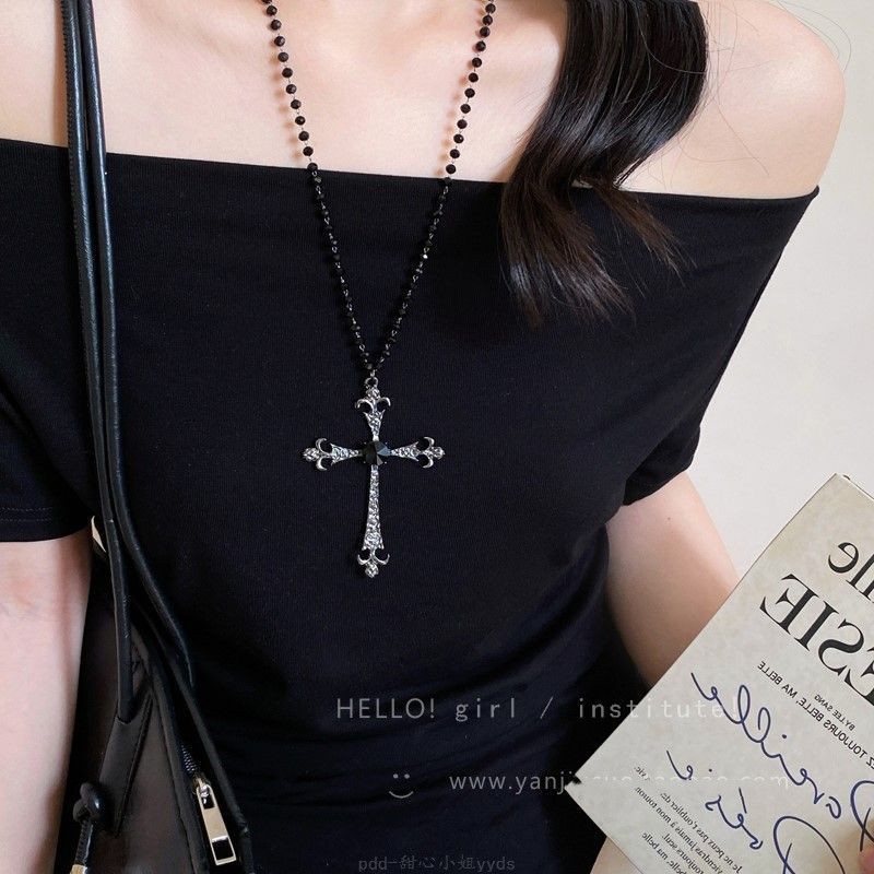 Glass beads beaded cross pendant necklace fashion temperament versatile collarbone chain light luxury high-end niche jewelry
Glass beads beaded cross pendant necklace fashion temperament versatile collarbone chain light luxury high-end niche jewelry