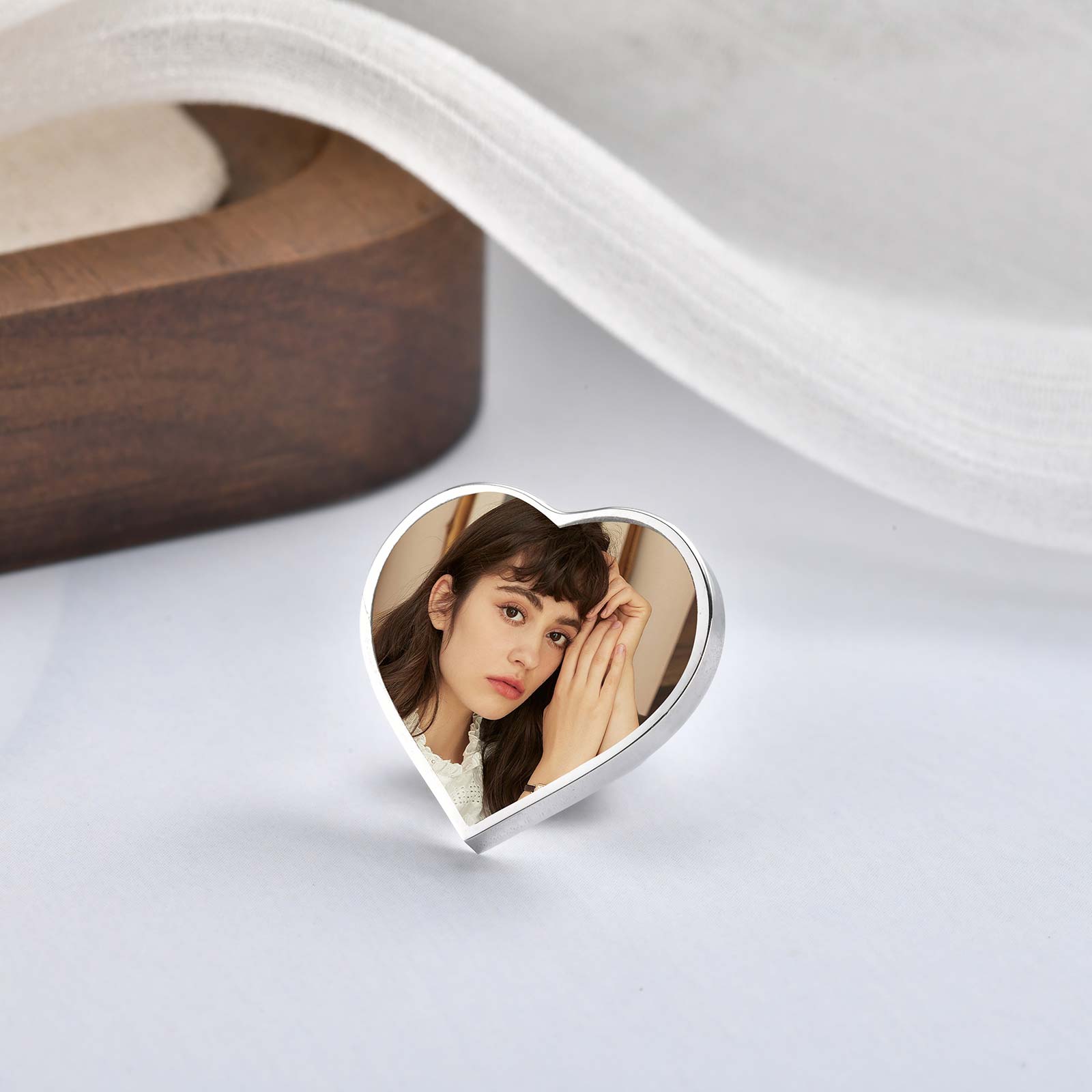 Free Custom Photo Round Heart Brooch for Women,Stainless Steel Wedding Memorial Picture Pin Brooch,Waterproof Charm Jewelry Gift
Free Custom Photo Round Heart Brooch for Women,Stainless Steel Wedding Memorial Picture Pin Brooch,Waterproof Charm Jewelry Gift