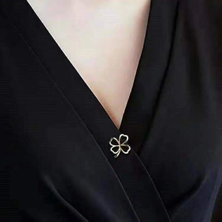 Japanese Cute Minimalist Smiling Face Brooch: Elegant Women s Anti-Exposure Neckline Pin
Japanese Cute Minimalist Smiling Face Brooch: Elegant Women s Anti-Exposure Neckline Pin