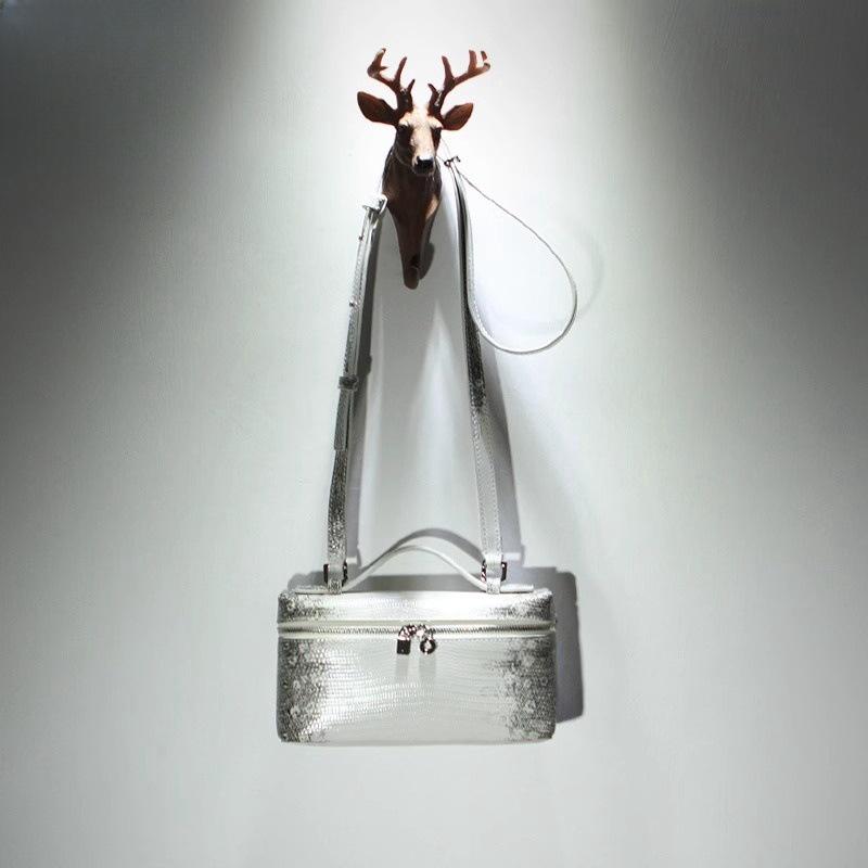 2025 LP19 Сумка из кожи с тиснением под крокодила и сумка через плечо 19 x 6.5 x 11 cm
2025 LP19 Сумка из кожи с тиснением под крокодила и сумка через плечо 19 x 6.5 x 11 cm