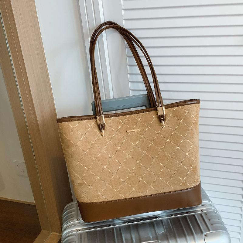 Корейская простая и персонализированная большая сумка на плечо для женщин, новая осенняя сумка для поездок на работу для студентов колледжа на занятия, сумка-тоут большой вместимости хаки
Корейская простая и персонализированная большая сумка на плечо для женщин, новая осенняя сумка для поездок на работу для студентов колледжа на занятия, сумка-тоут большой вместимости хаки