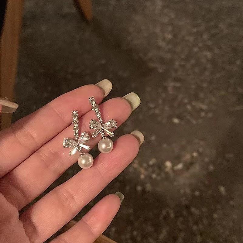 2024 Bowknot Pearl Clip-On Earrings: Trendy, High-End Design for Women Without Pierced Ears
2024 Bowknot Pearl Clip-On Earrings: Trendy, High-End Design for Women Without Pierced Ears