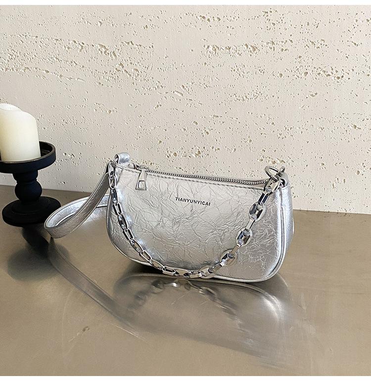 Летняя простая и универсальная сумка подмышку женская 2025 новая высококлассная в иностранном стиле сумка-мессенджер на цепочке портативная маленькая квадратная сумка серебряный