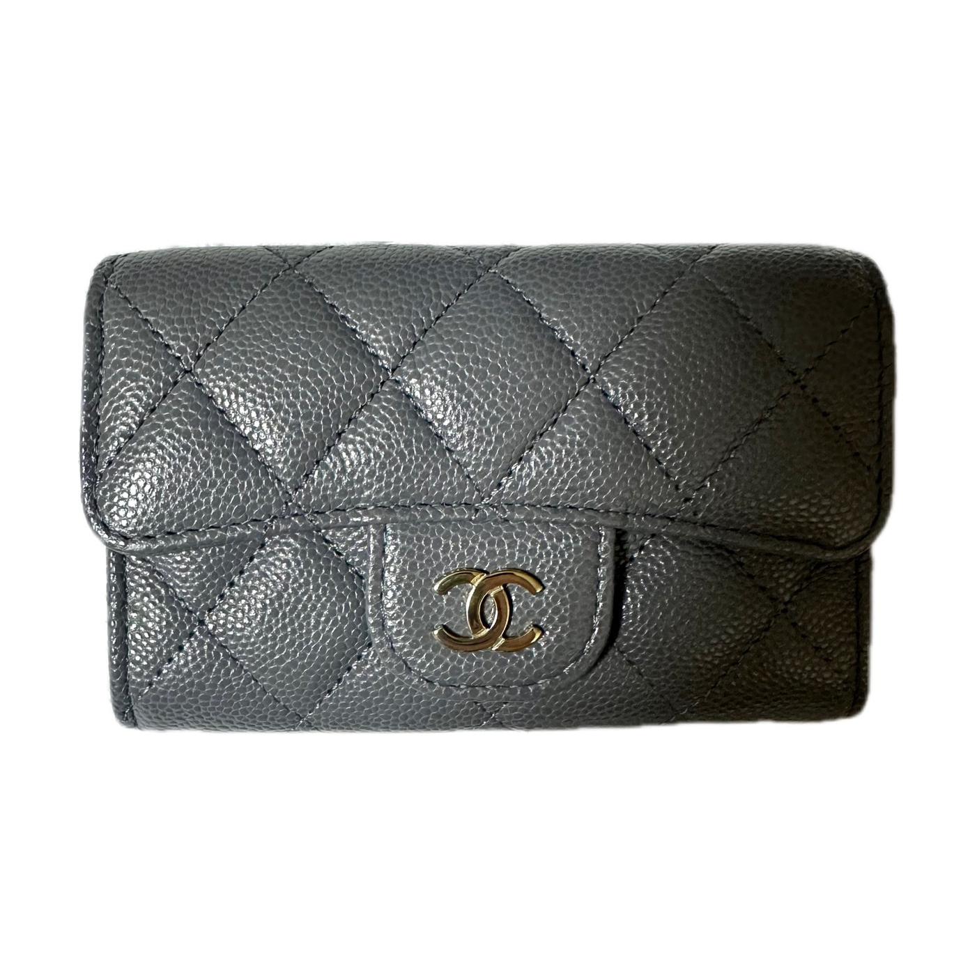 Chanel Classic Vertical Gold Logo Double C Quilted Glossy Grain Calfskin Card Holder Women Accessories Dark-Gray AP0214-B10583-NR652 Box(Basic Set+Box)
Chanel Classic Vertical Gold Logo Double C Quilted Glossy Grain Calfskin Card Holder Women Accessories Dark-Gray AP0214-B10583-NR652 Box(Basic Set+Box)