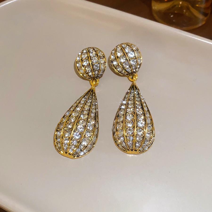 Silver Needle Diamond Oval Water Drop Earrings Women s European and American Exaggerated High-end Earrings Fashion Temperament Light Luxury Earrings
Silver Needle Diamond Oval Water Drop Earrings Women s European and American Exaggerated High-end Earrings Fashion Temperament Light Luxury Earrings