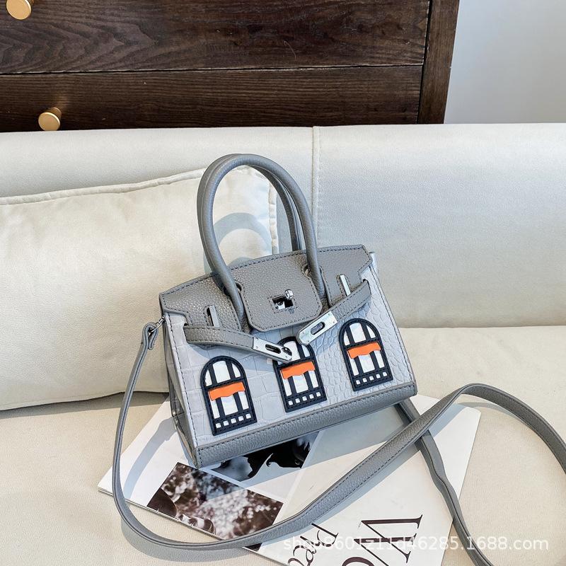 Новая классическая контрастная маленькая сумка премиум-класса из платины, портативная на плечо, через плечо, женская сумка серый
Новая классическая контрастная маленькая сумка премиум-класса из платины, портативная на плечо, через плечо, женская сумка серый