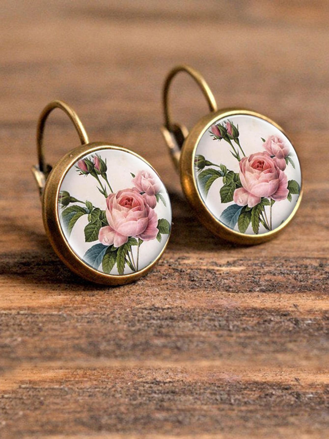 One pair of floral print copper earrings, suitable for women s everyday wear.
One pair of floral print copper earrings, suitable for women s everyday wear.