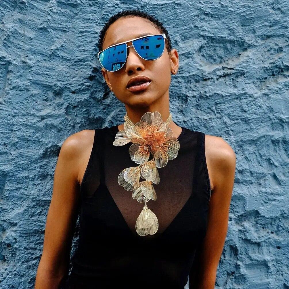 Винтажное массивное ожерелье с цветком и стразами для женщин, ювелирные изделия, подиумная вечеринка, модное модное бохо INS, Япония, Корея 
Винтажное массивное ожерелье с цветком и стразами для женщин, ювелирные изделия, подиумная вечеринка, модное модное бохо INS, Япония, Корея