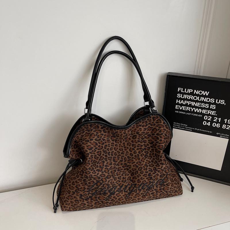 Simple casual tote bag women s winter new large-capacity fashionable leopard print handbag beautiful shoulder bag коричневий
Simple casual tote bag women s winter new large-capacity fashionable leopard print handbag beautiful shoulder bag коричневий