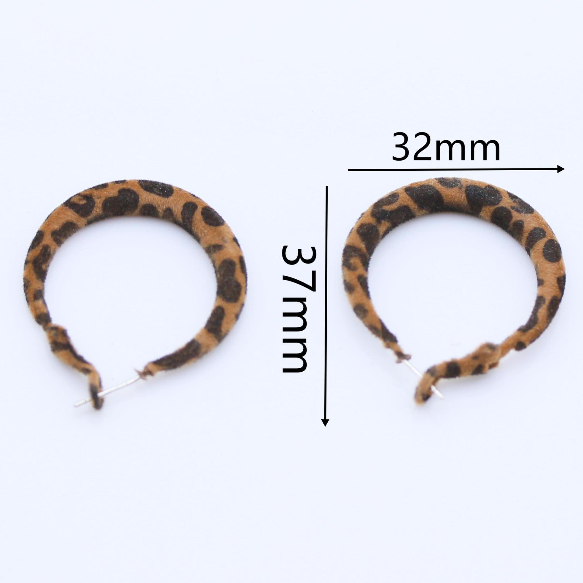 Retro Leopard Print Square & Heart Hoop Earrings
Retro Leopard Print Square & Heart Hoop Earrings