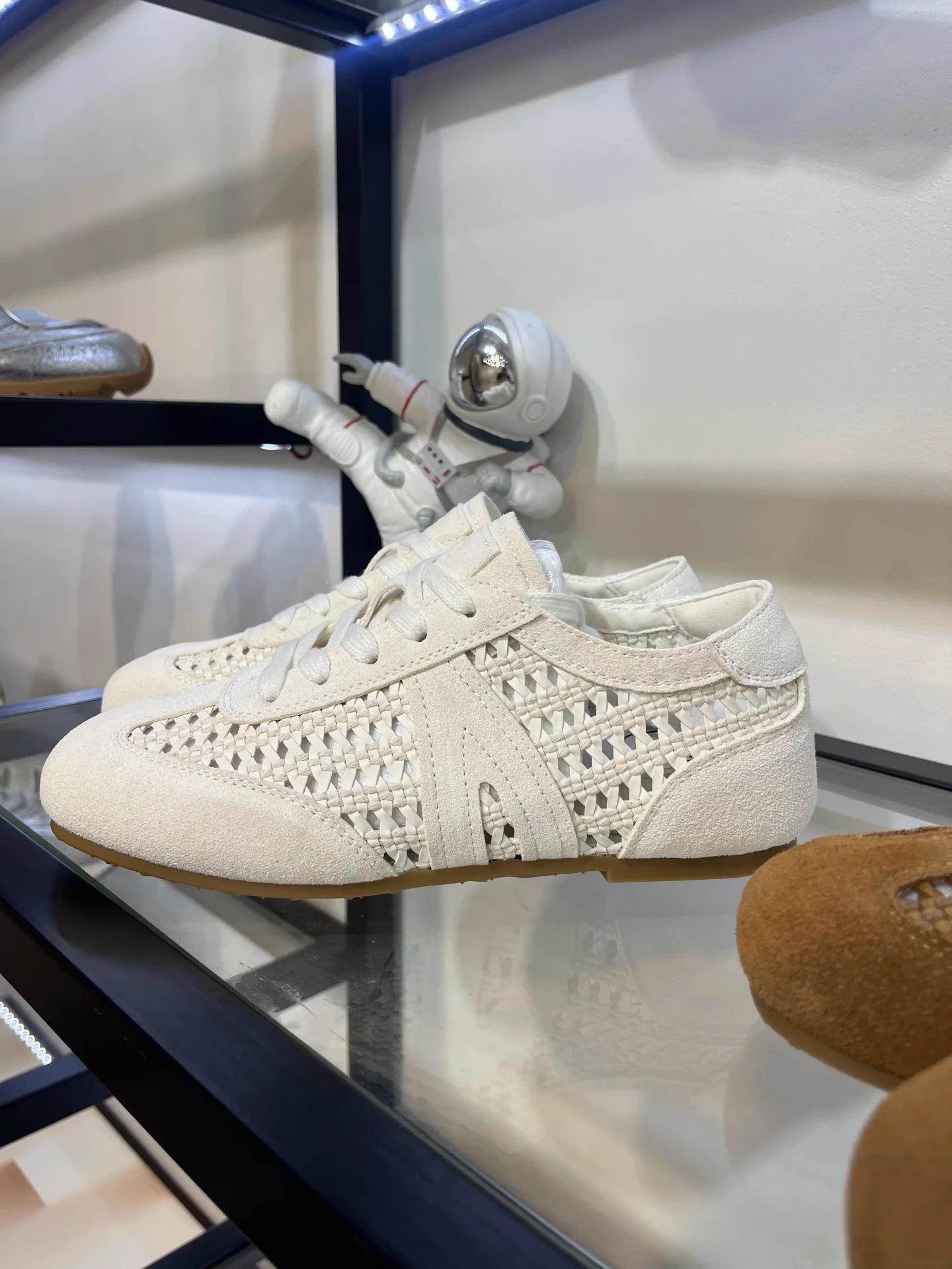 Dexun shoes women s summer retro woven hollow breathable mesh shoes 2025 new sandals soft sole versatile casual shoes 40
Dexun shoes women s summer retro woven hollow breathable mesh shoes 2025 new sandals soft sole versatile casual shoes 40
