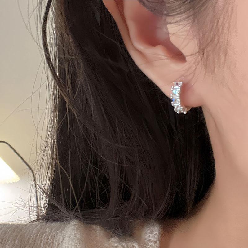 Zircon geometric round earrings temperament versatile high-end ear buckle light luxury fashion niche exquisite earrings women
Zircon geometric round earrings temperament versatile high-end ear buckle light luxury fashion niche exquisite earrings women