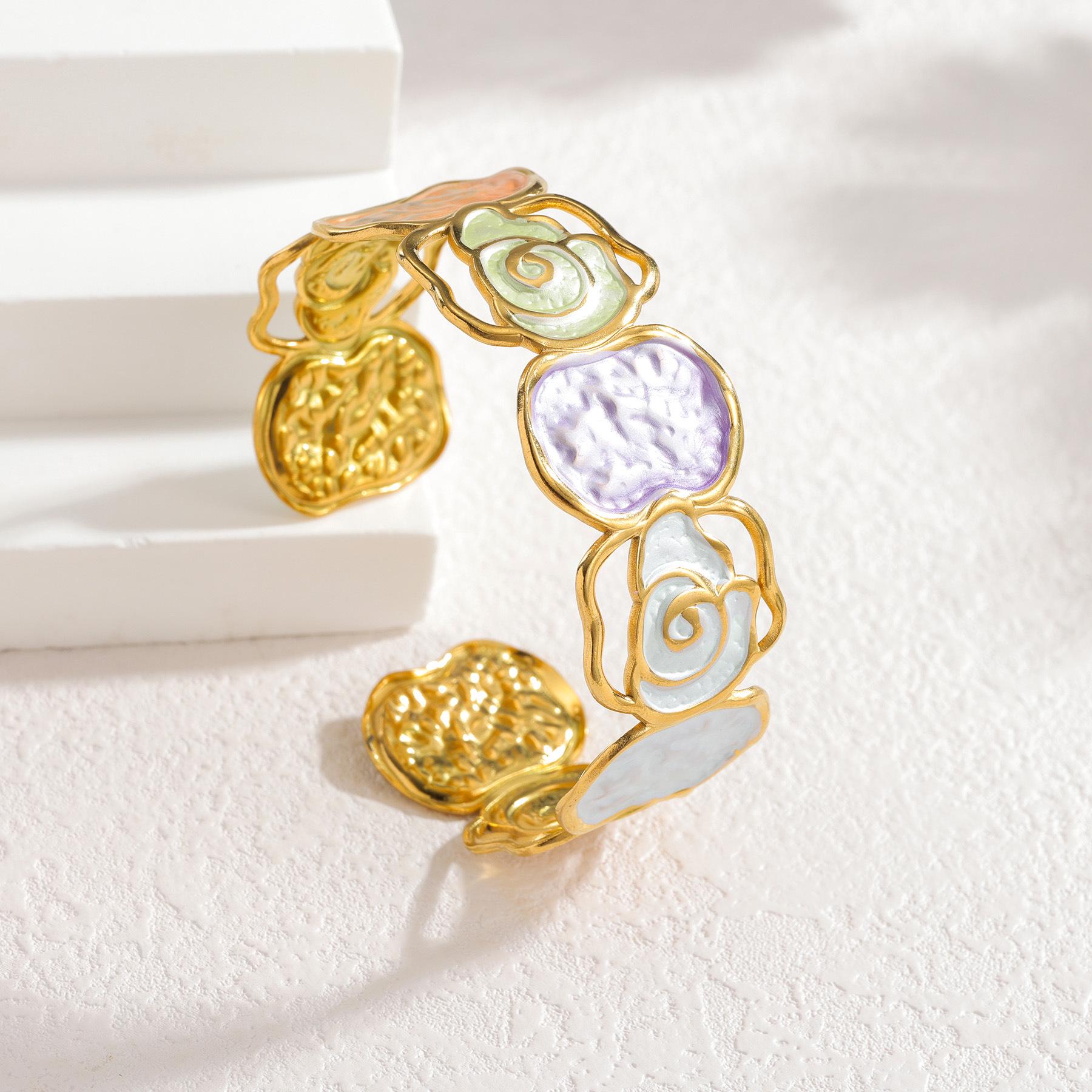 Европейский и американский браслет-манжета с полым цветком розы, покрытый эмалью, - Красочный титановый браслет с открытой манжетой, Легкая роскошь, Широкая версия.
Европейский и американский браслет-манжета с полым цветком розы, покрытый эмалью, - Красочный титановый браслет с открытой манжетой, Легкая роскошь, Широкая версия.