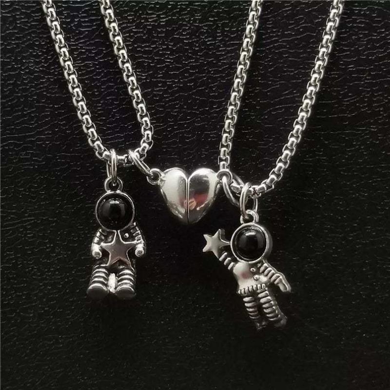 Astronaut Couple Necklace with Male and Female Splicing, Magnetic Attraction, Couple Pendant
Astronaut Couple Necklace with Male and Female Splicing, Magnetic Attraction, Couple Pendant