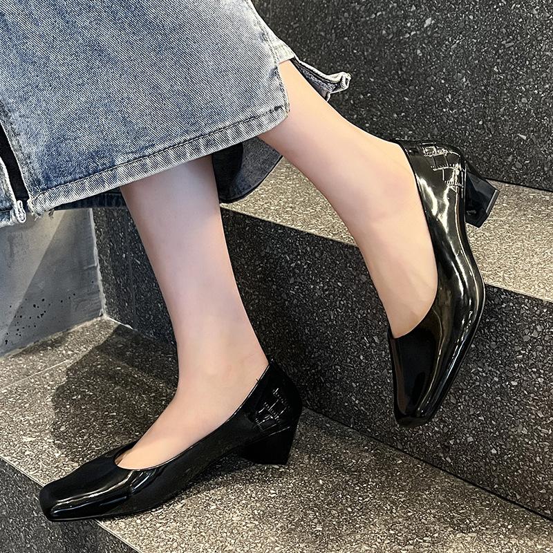 New fashion square head rain shoes women s non-slip water shoes outdoor single shoes waterproof shoes kitchen shallow mouth work shoes thick heel 36 чорний
New fashion square head rain shoes women s non-slip water shoes outdoor single shoes waterproof shoes kitchen shallow mouth work shoes thick heel 36 чорний