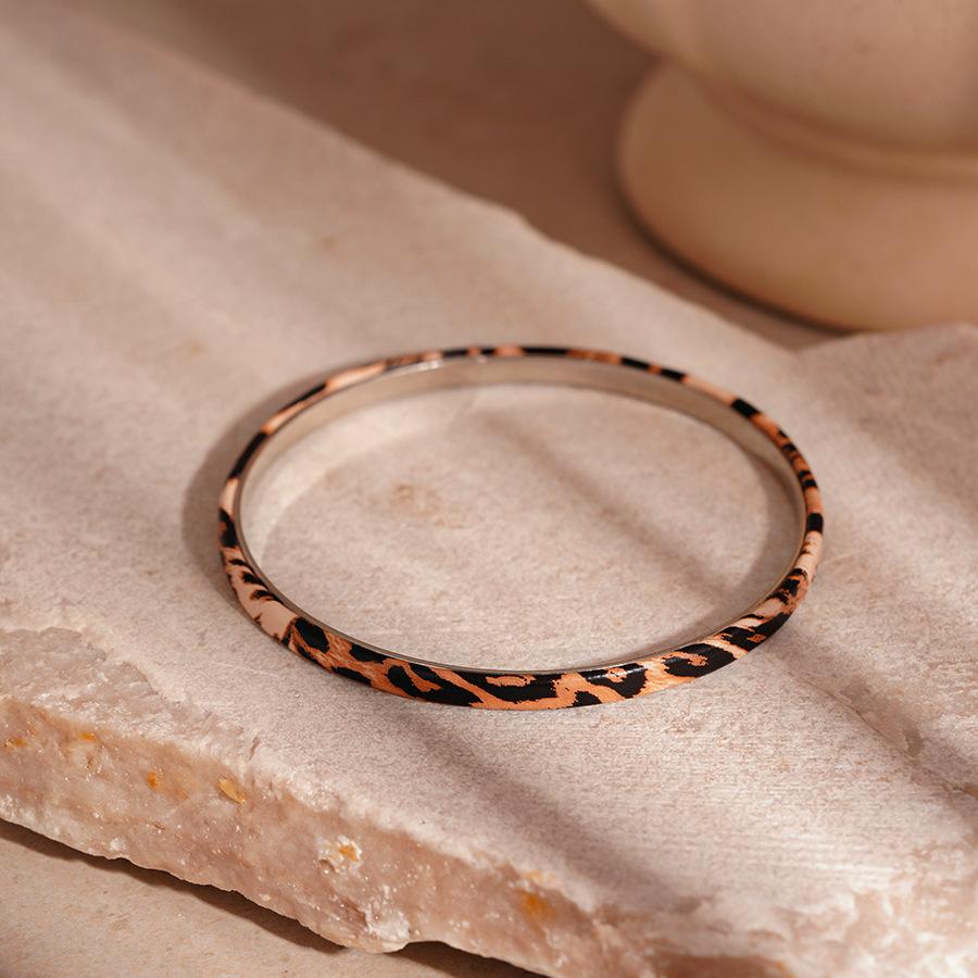Autumn and winter leopard print flocked leather geometric opening bracelet personality temperament plush jewelry
Autumn and winter leopard print flocked leather geometric opening bracelet personality temperament plush jewelry