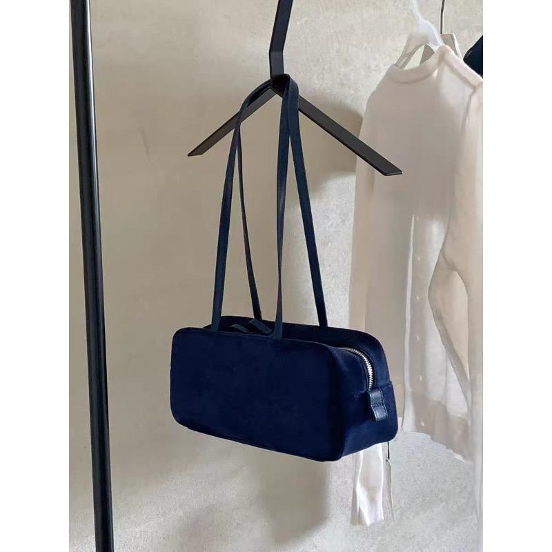 Small dirty cabinet, early autumn suede exquisite armpit bag, large capacity temperament Boston bag, fashionable horizontal shoulder bag.
Small dirty cabinet, early autumn suede exquisite armpit bag, large capacity temperament Boston bag, fashionable horizontal shoulder bag.