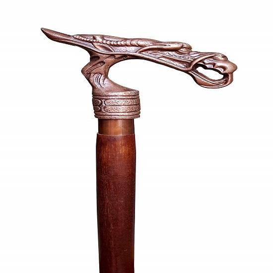 Латунна ручка з головою дракона. Коричнева дерев яна тростина. Середньовічна тростина ручної роботи
Латунна ручка з головою дракона. Коричнева дерев яна тростина. Середньовічна тростина ручної роботи