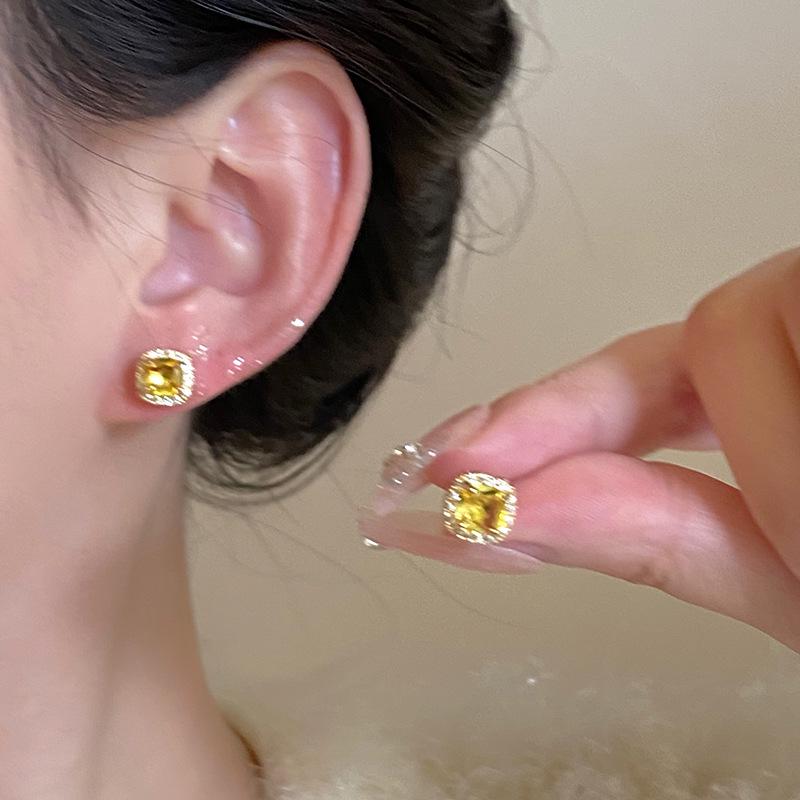 2024 S925 Silver Needle Yellow Diamond Square Stud Earrings - New Light Luxury High-End Women s Jewelry
2024 S925 Silver Needle Yellow Diamond Square Stud Earrings - New Light Luxury High-End Women s Jewelry