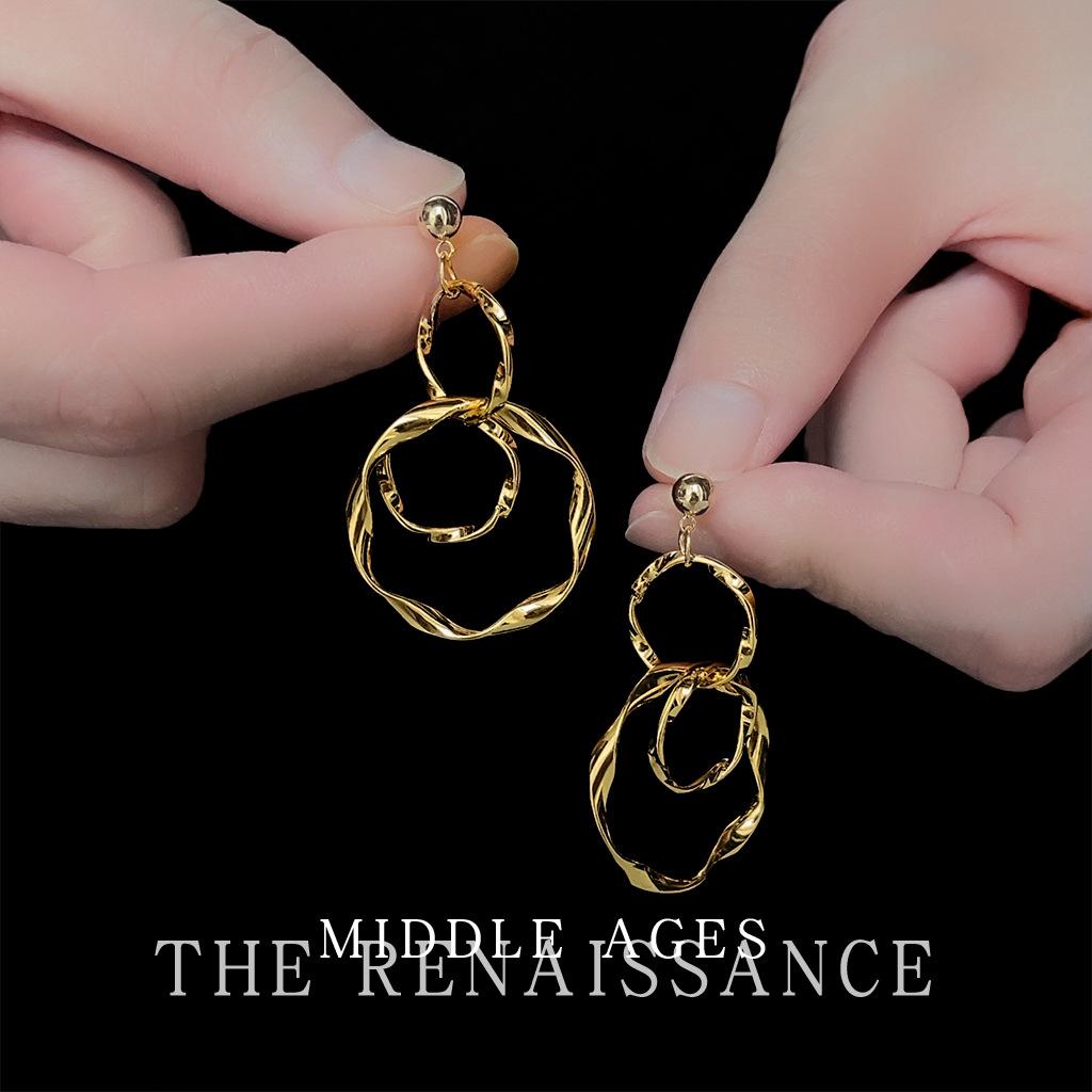 Geometric three-ring circle earrings, European and American style gold earrings, stud earrings, and ear jewelry.
Geometric three-ring circle earrings, European and American style gold earrings, stud earrings, and ear jewelry.