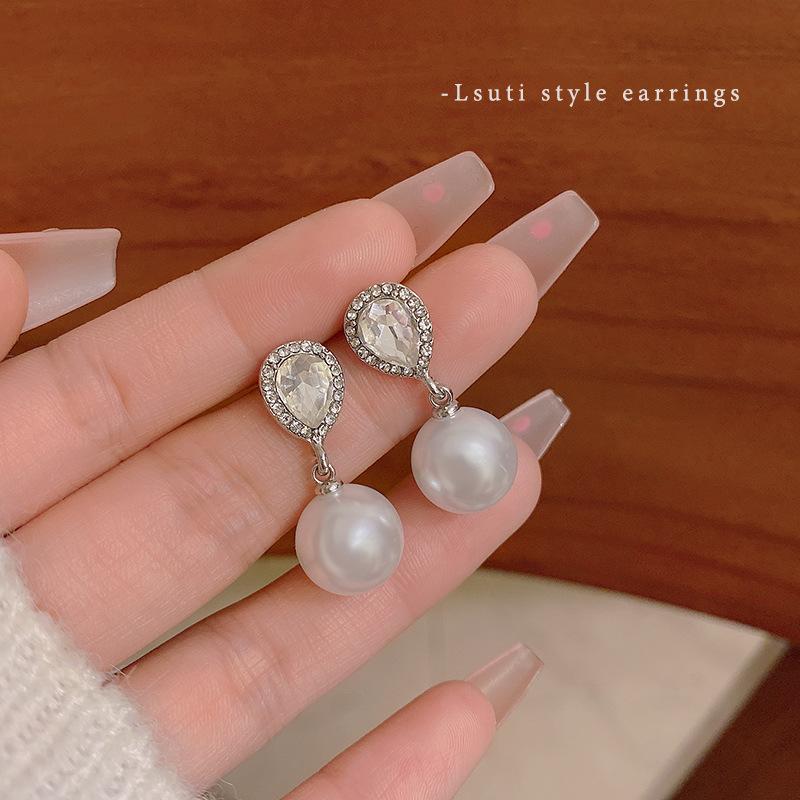 Flash diamond water drop pearl earrings women s high-end sense niche unique explosive earrings New light luxury ear jewelry
Flash diamond water drop pearl earrings women s high-end sense niche unique explosive earrings New light luxury ear jewelry