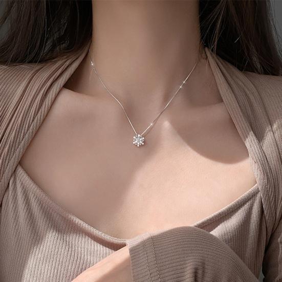 Women Necklace Snowflake Cubic Zirconia Jewelry Geometric Wear-resistant Pendant Necklace for Party
Women Necklace Snowflake Cubic Zirconia Jewelry Geometric Wear-resistant Pendant Necklace for Party