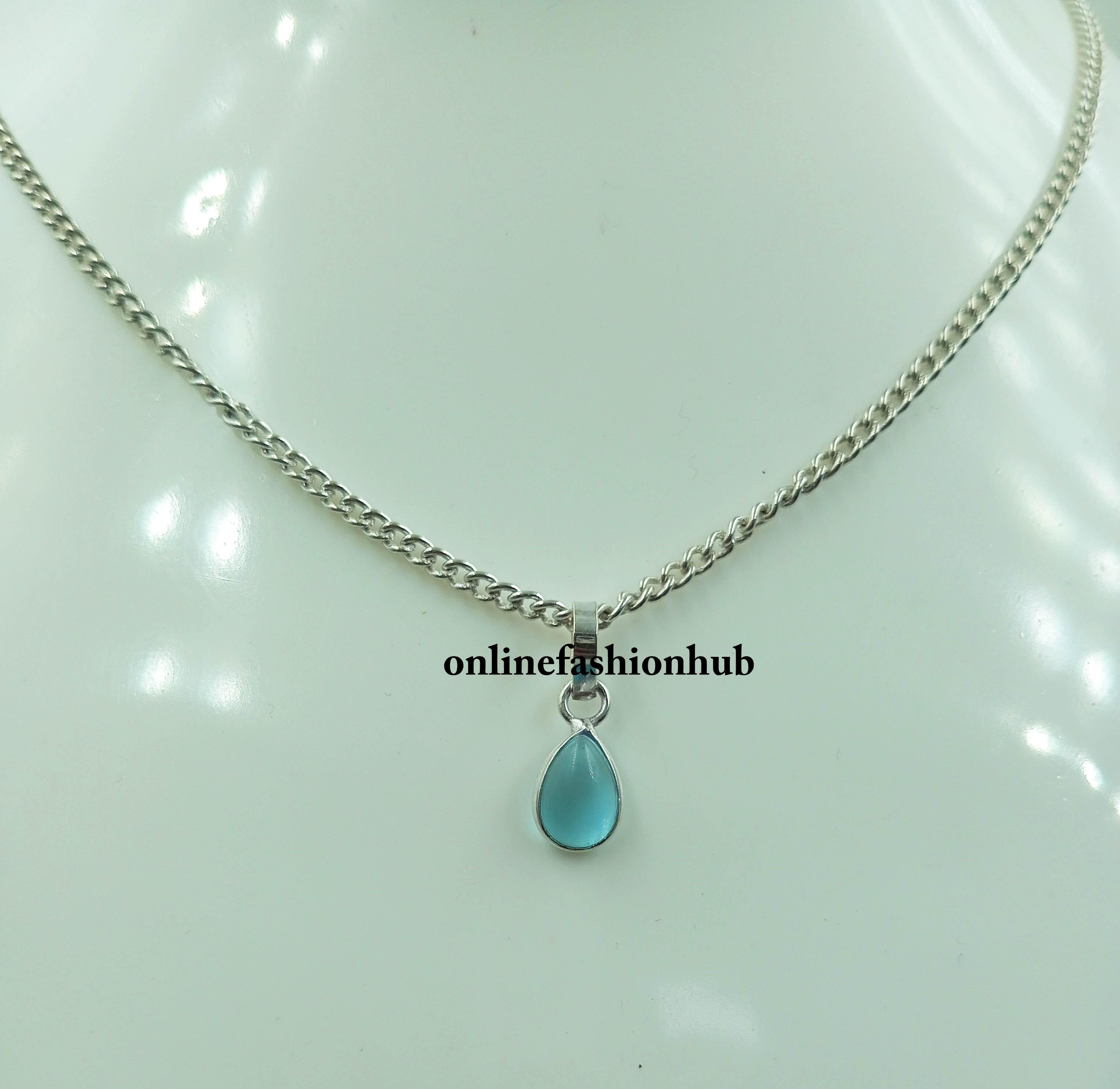Aqua Chalcedony Gemstone 925 Sterling Silver Plated Подвеска в форме груши с цепными украшениями
Aqua Chalcedony Gemstone 925 Sterling Silver Plated Подвеска в форме груши с цепными украшениями