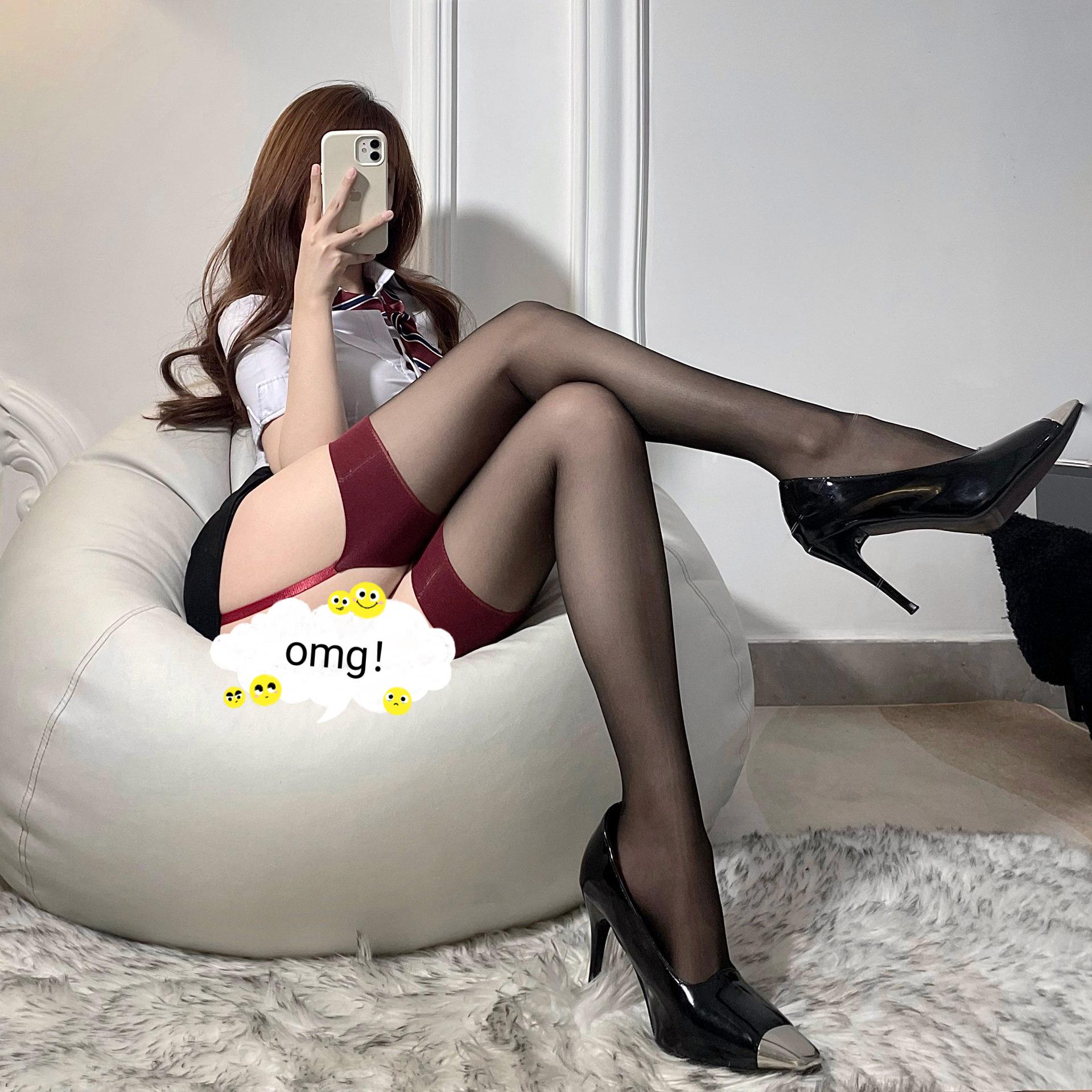 Кокетливый черный слитный чулок-подвязка до бедра с красной отделкой One Size/Women
Кокетливый черный слитный чулок-подвязка до бедра с красной отделкой One Size/Women