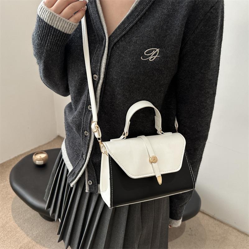 Handbag women s simple belt new texture small square bag contrasting color splicing design fashionable messenger bag білий
Handbag women s simple belt new texture small square bag contrasting color splicing design fashionable messenger bag білий