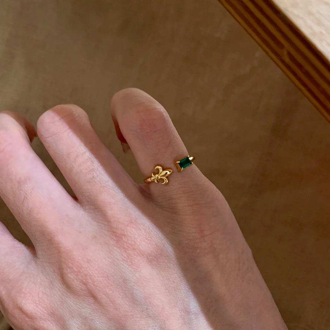 Medieval French Gold Iris Emerald Tail Ring Court Style Red Corundum Floating Ray Ring Resizable
Medieval French Gold Iris Emerald Tail Ring Court Style Red Corundum Floating Ray Ring Resizable