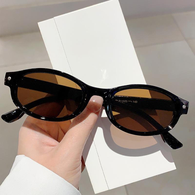 Classic Rivet Small Spectacle Frame Frame Oval Sun Glasses Glasses Ladies For Men Classic Sun Eyeglasses Luxury Designer Style Style Punk Popular
Classic Rivet Small Spectacle Frame Frame Oval Sun Glasses Glasses Ladies For Men Classic Sun Eyeglasses Luxury Designer Style Style Punk Popular
