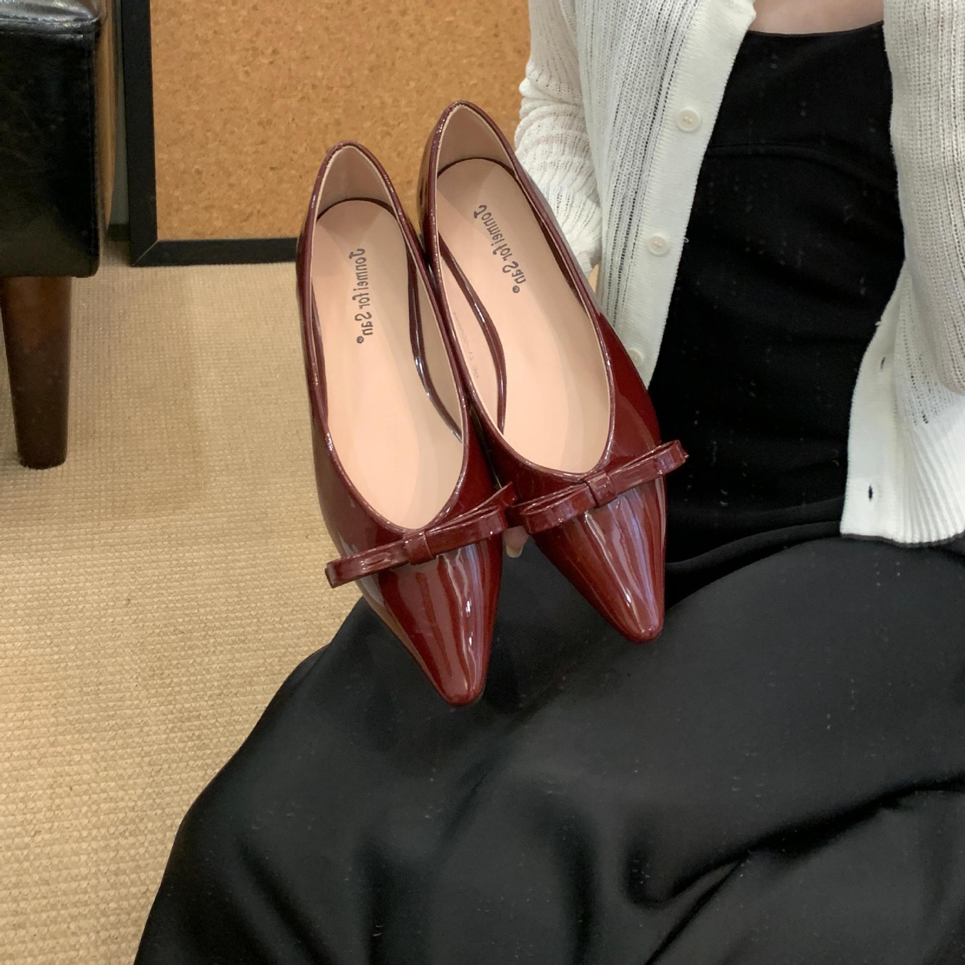 2005 new French pointed flat bottom shallow mouth single shoes women s retro soft sole bow one pedal Mary Jane ladyshoes 39
2005 new French pointed flat bottom shallow mouth single shoes women s retro soft sole bow one pedal Mary Jane ladyshoes 39