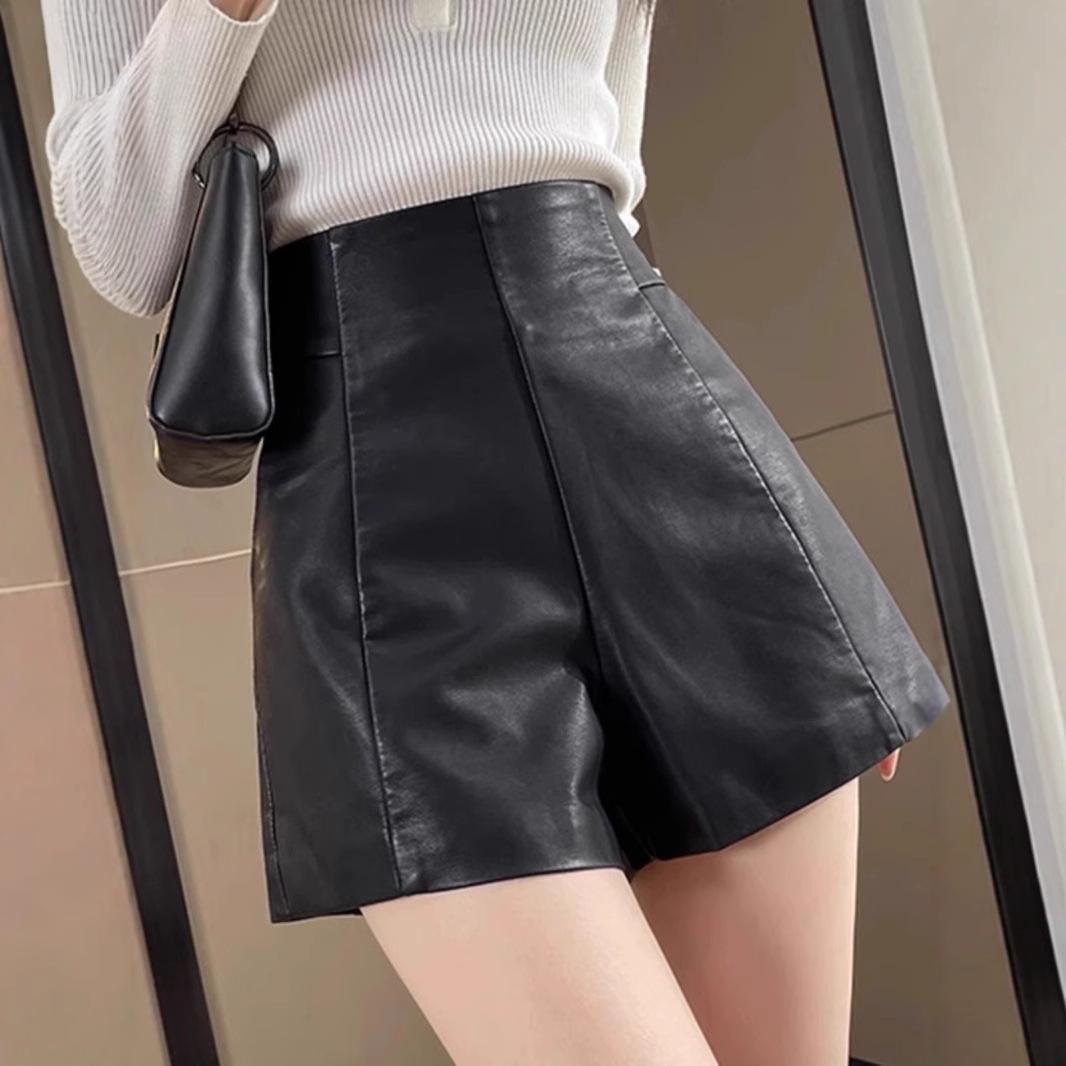 High-Waist Black Leather Shorts for Women - Slim Fit, Wide Leg, Perfect for Autumn and Winter. 4XL
High-Waist Black Leather Shorts for Women - Slim Fit, Wide Leg, Perfect for Autumn and Winter. 4XL