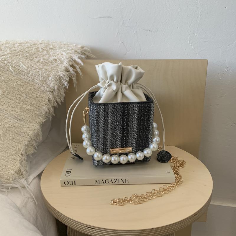 Жемчужная сумочка женская 2025 новая трендовая маленькая квадратная сумка модная цепочка на плечо летняя сумка-ведро из плетеной ткани от интернет-знаменитости чёрный
Жемчужная сумочка женская 2025 новая трендовая маленькая квадратная сумка модная цепочка на плечо летняя сумка-ведро из плетеной ткани от интернет-знаменитости чёрный