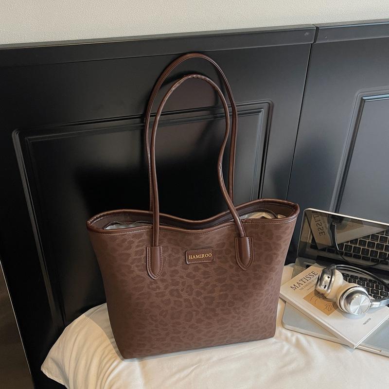 Niche tote bag women s 2025 new large-capacity commuter bag autumn shoulder bag fashionable college student class bag
Niche tote bag women s 2025 new large-capacity commuter bag autumn shoulder bag fashionable college student class bag