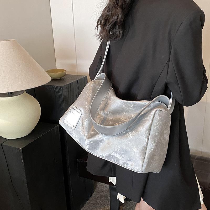 Sense bag women s 2025 new trendy fashion winter popular shoulder bag large capacity commuter tie-dye messenger bag 35*13*19 зелений
Sense bag women s 2025 new trendy fashion winter popular shoulder bag large capacity commuter tie-dye messenger bag 35*13*19 зелений