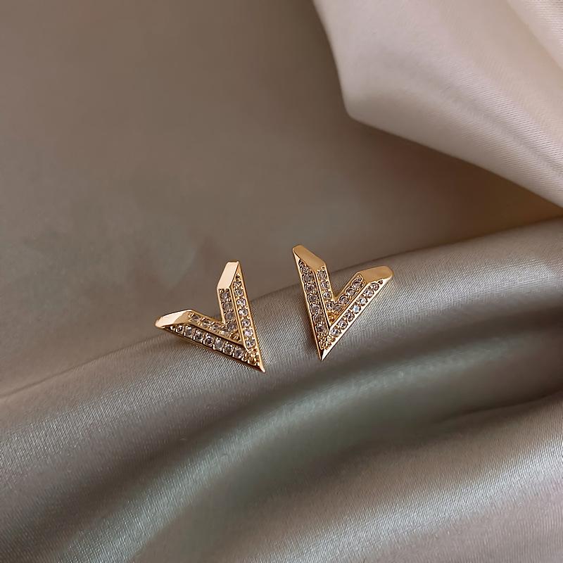 S925 silver needle original design V-shaped high-end sense simple and small gas new trendy stud earrings
S925 silver needle original design V-shaped high-end sense simple and small gas new trendy stud earrings