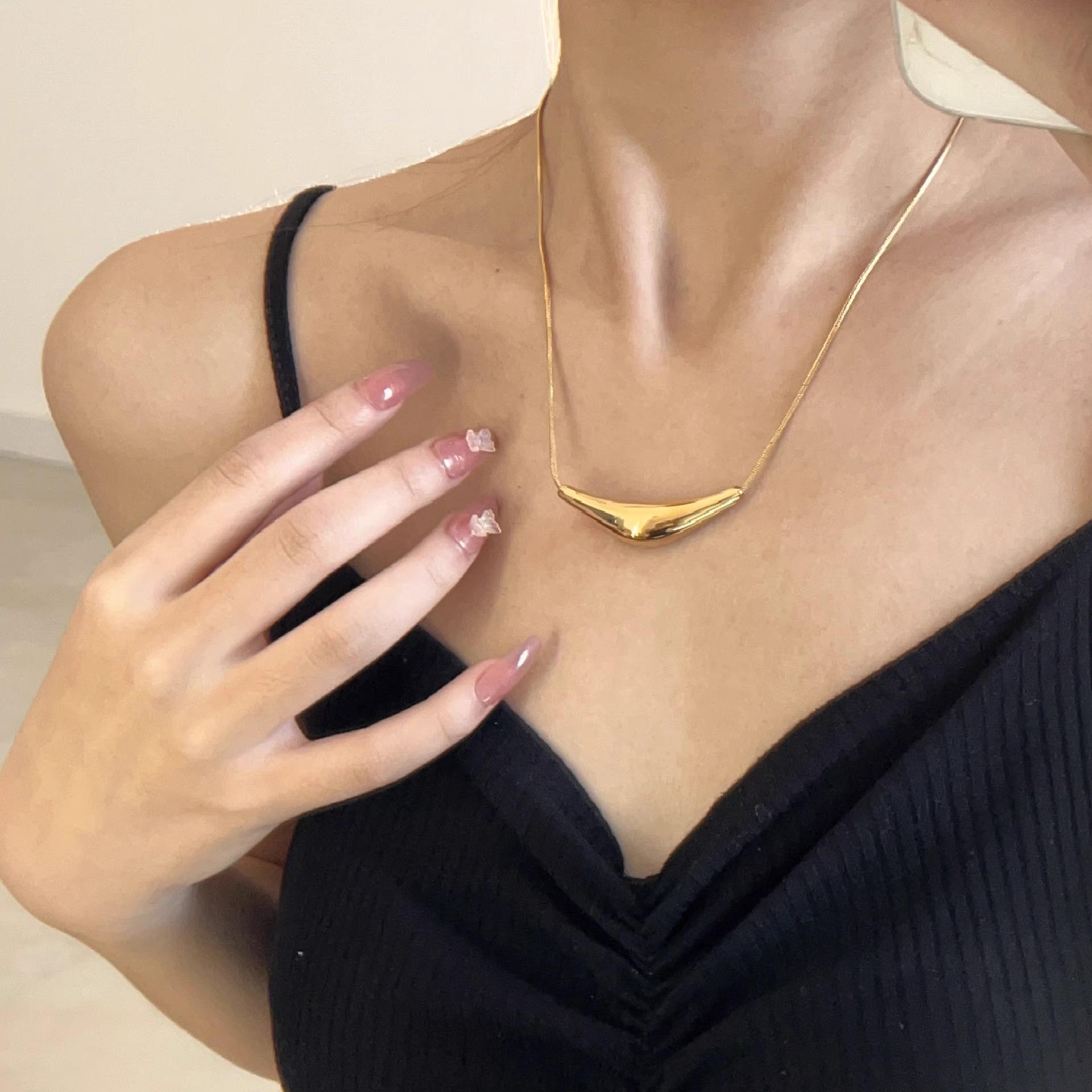 New Simple Metal Triangular Arc Pendant Necklace for Women Fashion Accessories Personalized Zircon Party Gift Daily Wear
New Simple Metal Triangular Arc Pendant Necklace for Women Fashion Accessories Personalized Zircon Party Gift Daily Wear