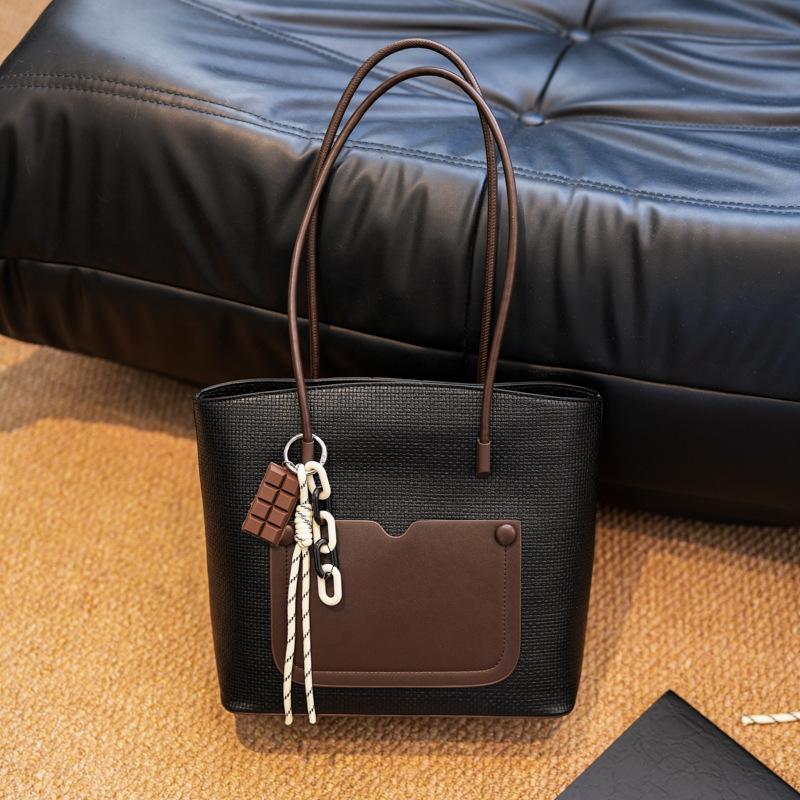 Foreign retro big bag women s 2025 autumn new popular large-capacity shoulder bag casual and fashionable tote bag чёрный
Foreign retro big bag women s 2025 autumn new popular large-capacity shoulder bag casual and fashionable tote bag чёрный