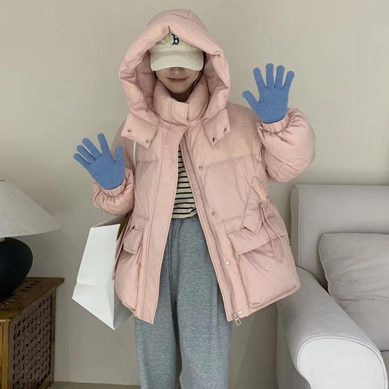 Женский пуховик средней длины с капюшоном, модный зимой 2025, милый и стройнящий, в стиле милитари, короткая куртка-бомбер S розовый
Женский пуховик средней длины с капюшоном, модный зимой 2025, милый и стройнящий, в стиле милитари, короткая куртка-бомбер S розовый