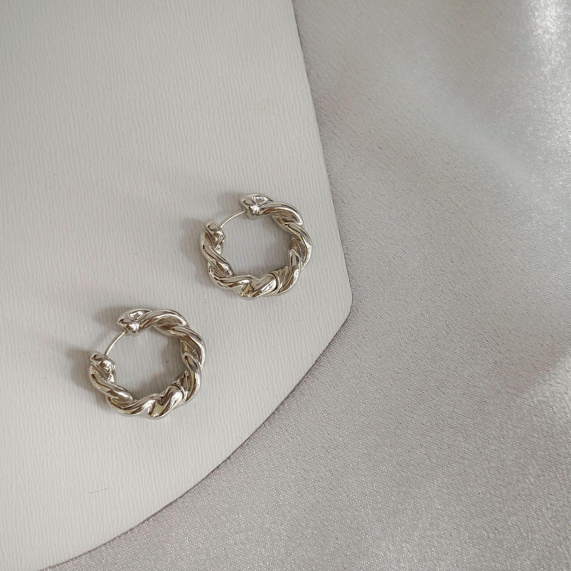 Gold Circle Earrings, Women S Exquisite High-End Temperament Earrings, 925 Silver Needle Niche Twist Earrings, Earrings.
Gold Circle Earrings, Women S Exquisite High-End Temperament Earrings, 925 Silver Needle Niche Twist Earrings, Earrings.